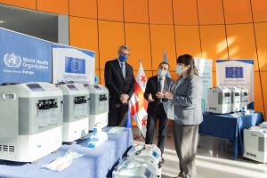 ევროკავშირმა და ჯანმრთელობის მსოფლიო ორგანიზაციამ COVID-19-თან ბრძოლის მიზნით საქართველოს სამედიცინო აღჭურვილობა გადასცა/EU and WHO hand over equipment to help medical facilities fight COVID-19
