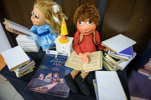 Puppet show “Esma Starts a Car”
